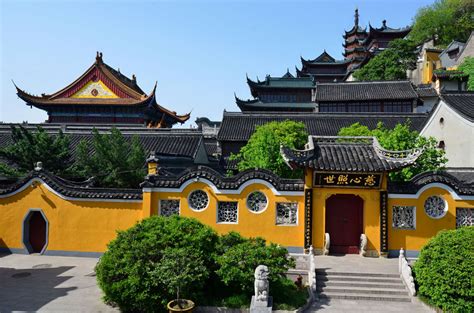  Der Jinshan Tempel: Ein spiritueller Rückzugsort mit atemberaubenden Aussichten!