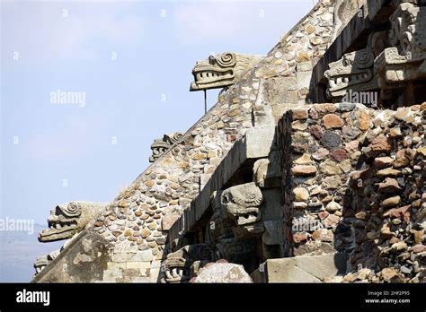 Der Templo de la Serpiente Emplumada: Ein historischer Tempel der Maya mit rätselhaften Inschriften!