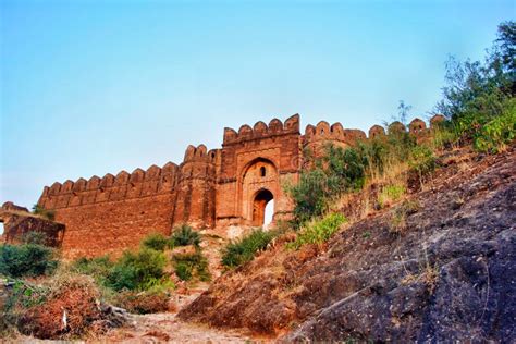 Rohtas Fort: Eine imposante Festungsanlage aus dem 16. Jahrhundert mit atemberaubendem Panoramablick!