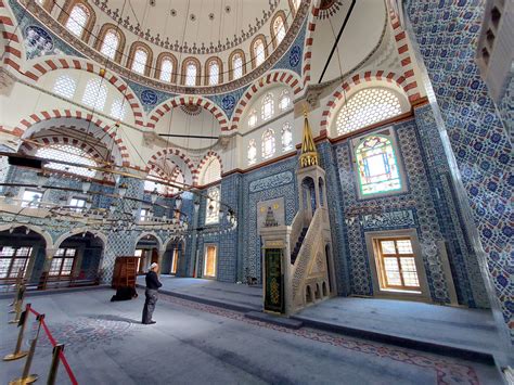 Die Rüstem Pasa Camii: Ein verstecktes Juwel mit kunstvoller Schönheit!