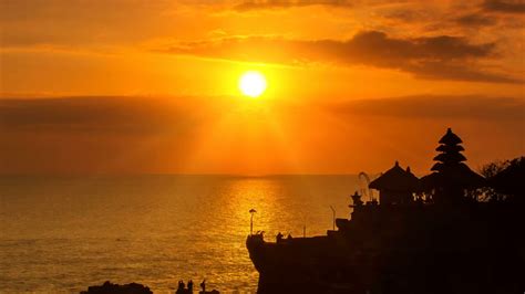  Tanah Lot Tempel: Ein mystischer Sonnenuntergang über dem Indischen Ozean